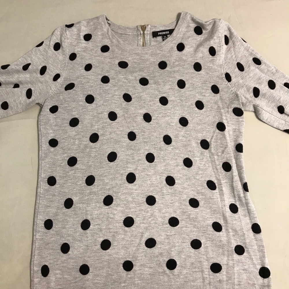 Grey polka dot shirt sleeve sweater.